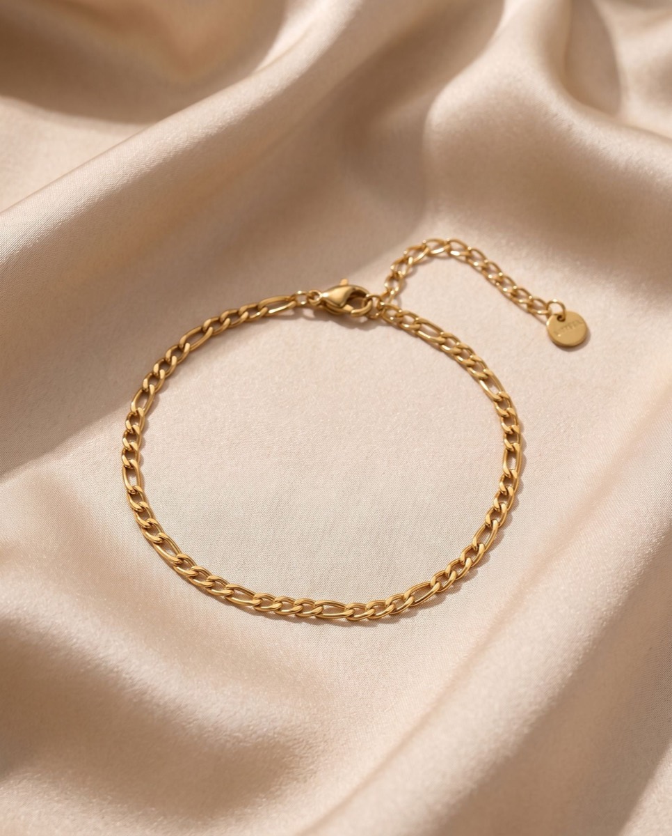 Bracelet chaîne dorée sur satin