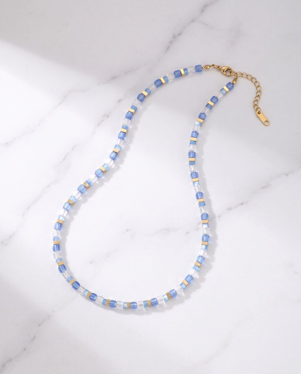 Collier ras-du-cou à perles vertes sur satin